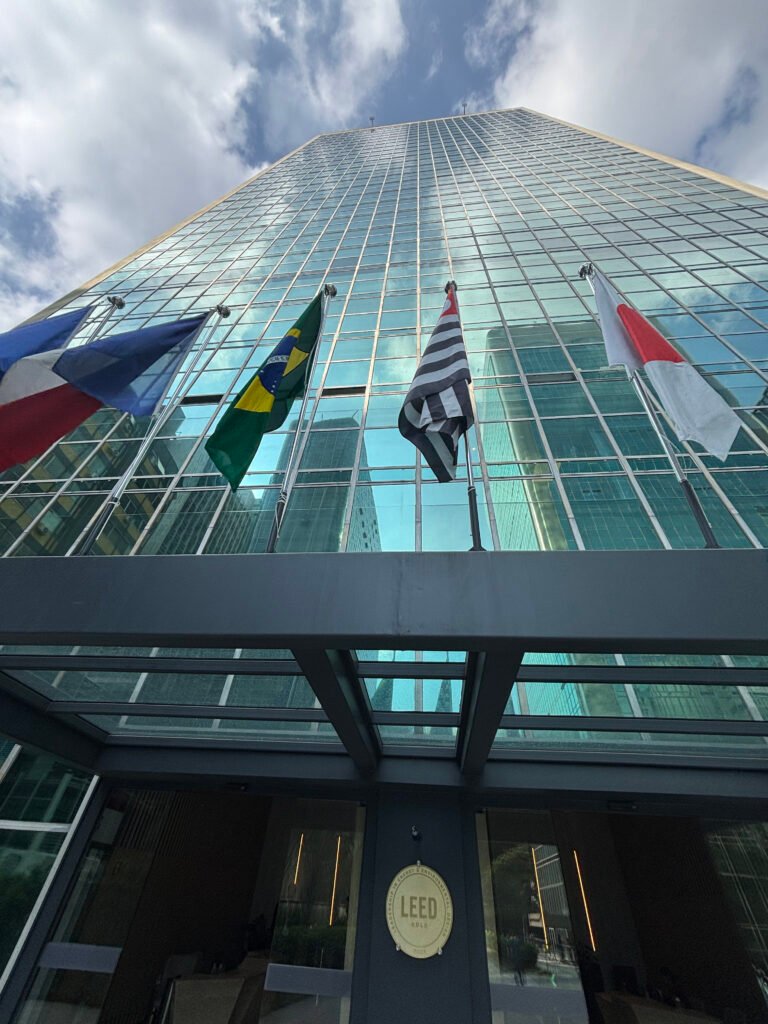 Entrada do edifício Cetenco Plaza – Torre Norte, evidenciando sua contemporaneidade na história da Avenida Paulista.