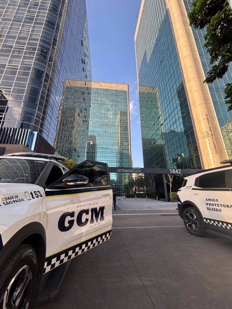 Registro de Policiamento constante em frente ao Complexo Cetenco Plaza.